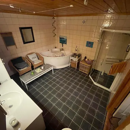 Rum i privatbostad Landgard Feriehus, Sentrum, Only A 5 Minutes Drive *