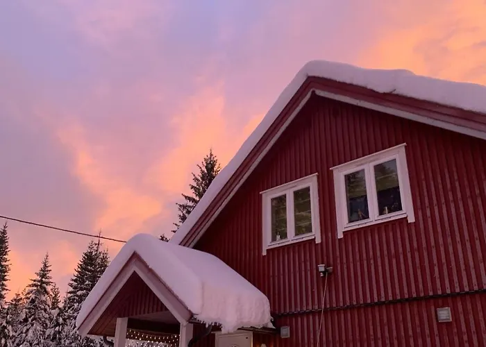Privat overnatting Landgård Feriehus, Sentrum, Only A 5 Minutes Drive