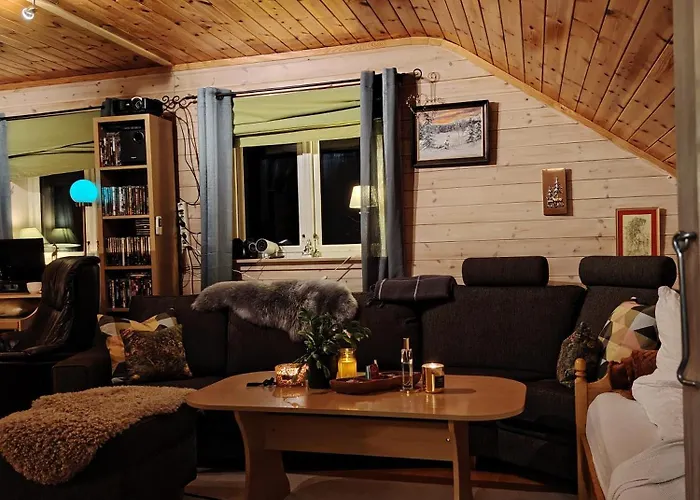 Privat overnatting Landgård Feriehus, Sentrum, Only A 5 Minutes Drive
